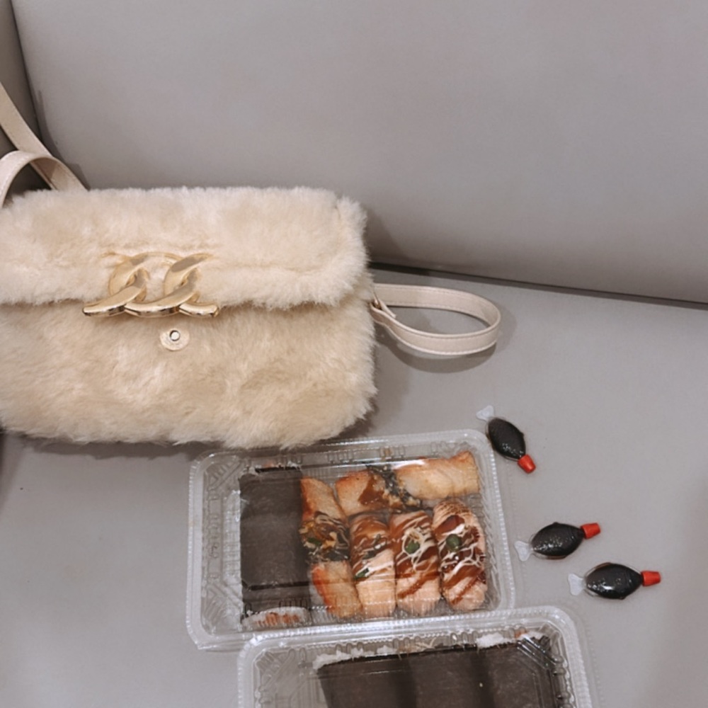 Fluffy Shoulder Bag - Picture 4 of 7